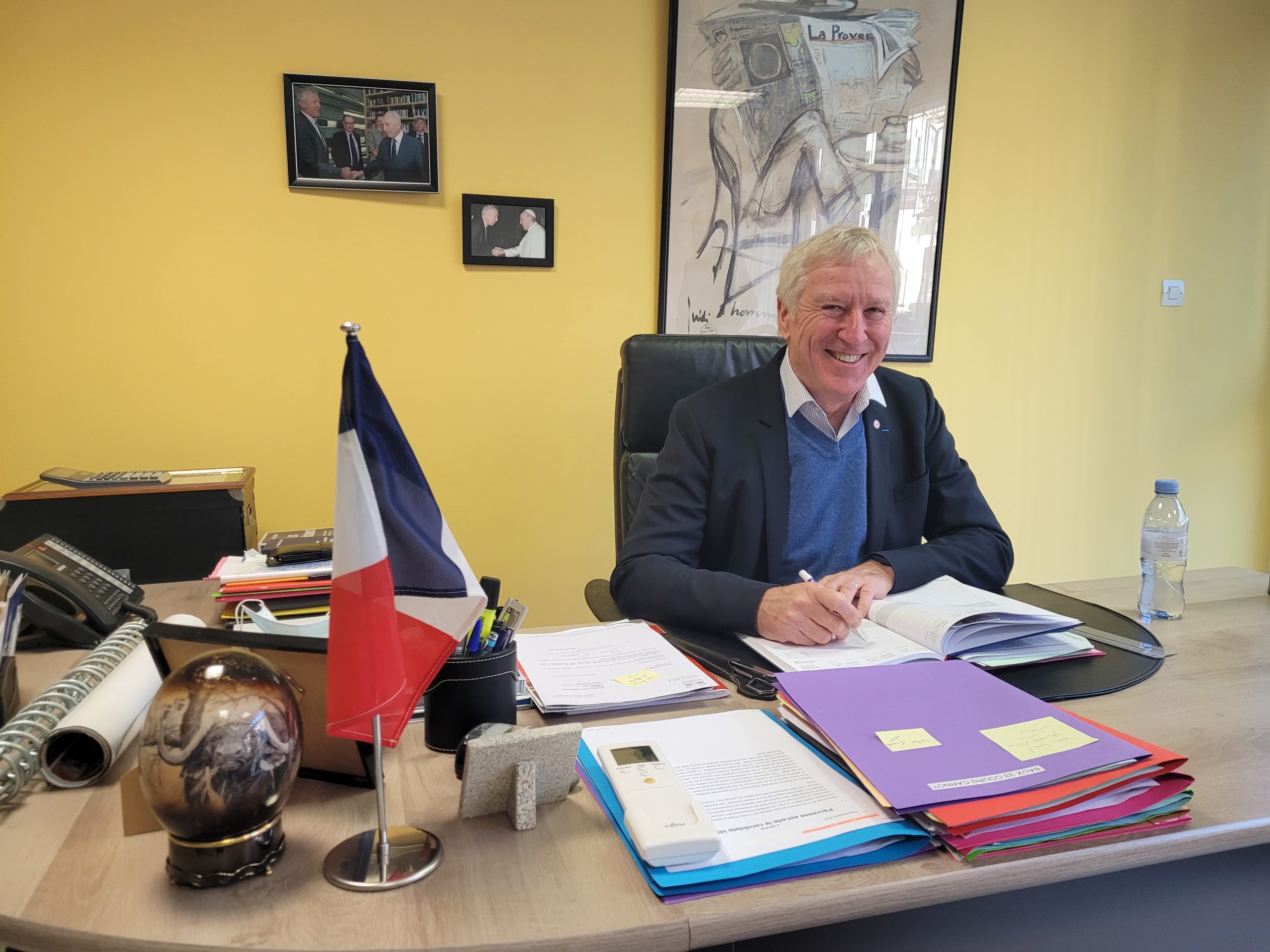 Le député Jean-Claude Bouchet dans sa permanence à Cavaillon. Crédit photo: Linda Mansouri